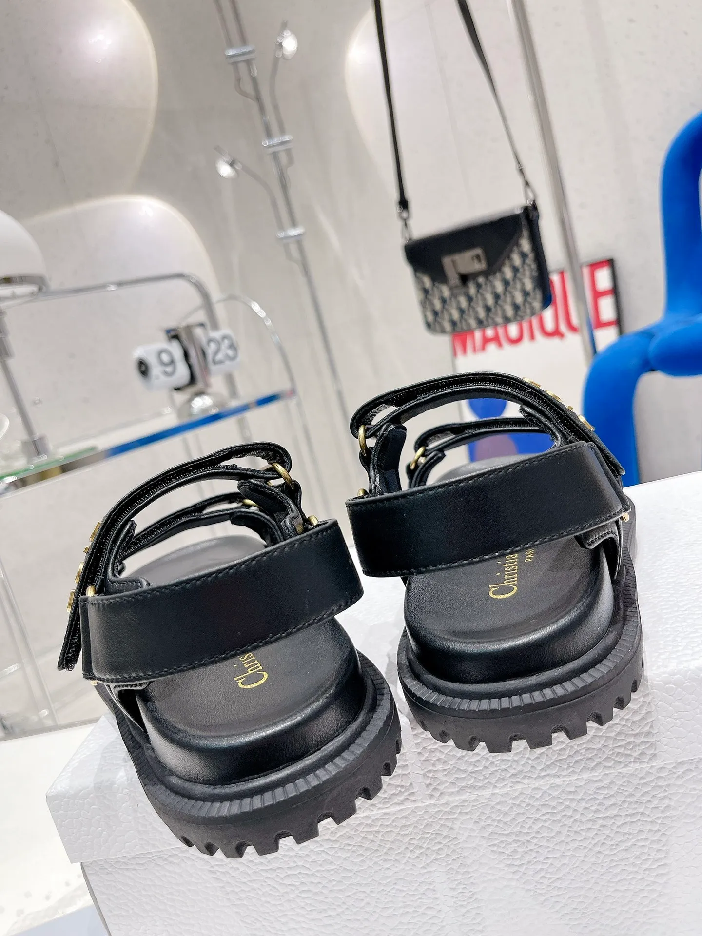 👟👟Ex-factory price 440👟👟 Women's Shoes Women's Clothing Women's Shoes Women's Clothing Women's Shoes Women's Clothing Dior 2022 Dior New New Color Velcro Sandals Original Replica Super durable and versatile style Very comfortable on the feet, slimmer and whiter than the fragrant grandma model Upper: Original cowhide Lining: Sheepskin lining Buckle: Original D hardware buckle Outsole: original molded T👟👟factory price U outsole Size: 35～40#
